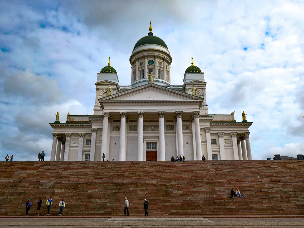 Blick auf die weiße Helsinki Kathedrale und die steinernen Stufen vor ihr.