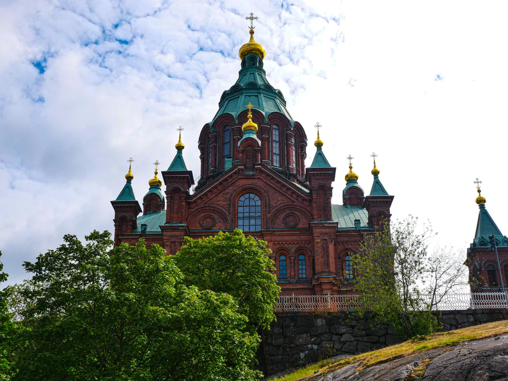 Die roten Ziegeltürme der Uspenski Kathedrale in Helsinki ragen in den Wolkenbedeckten Himmel