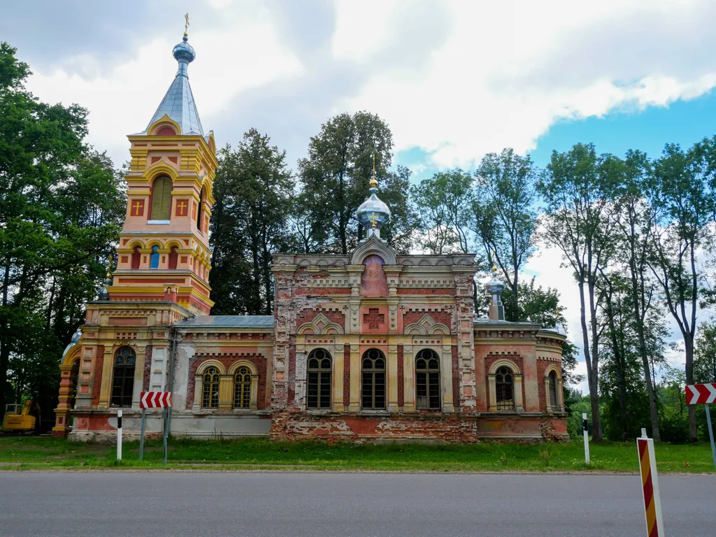 Die orthodoxe Dreikönigskirche in Sindi