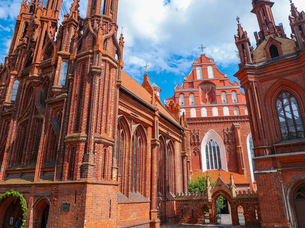 Zwei Kirchengebäude aus roten Ziegelsteinen