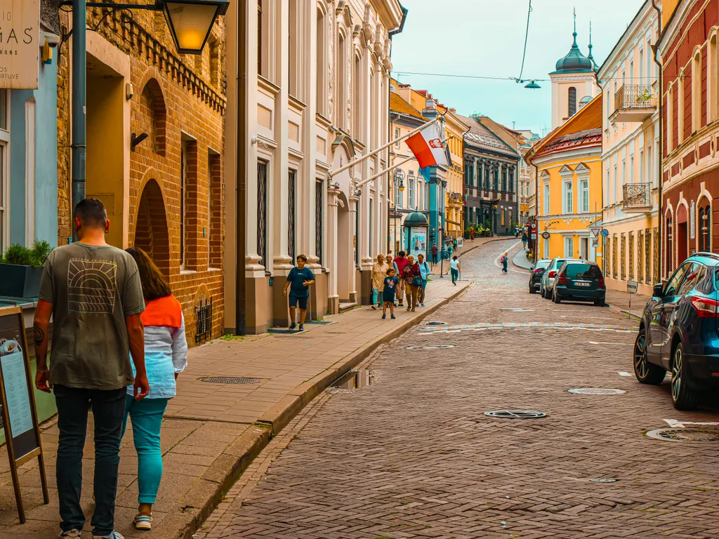 Meine Mutter und mein Bruder schlendern durch Vilnius' Gassen