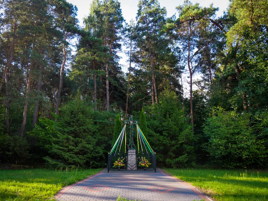 Bunt geschmücktes heiliges Kreuz am Waldrand