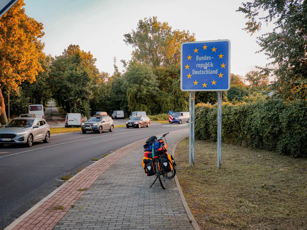 Mein Fahrrad am Grenzschild Polen-Deutschland