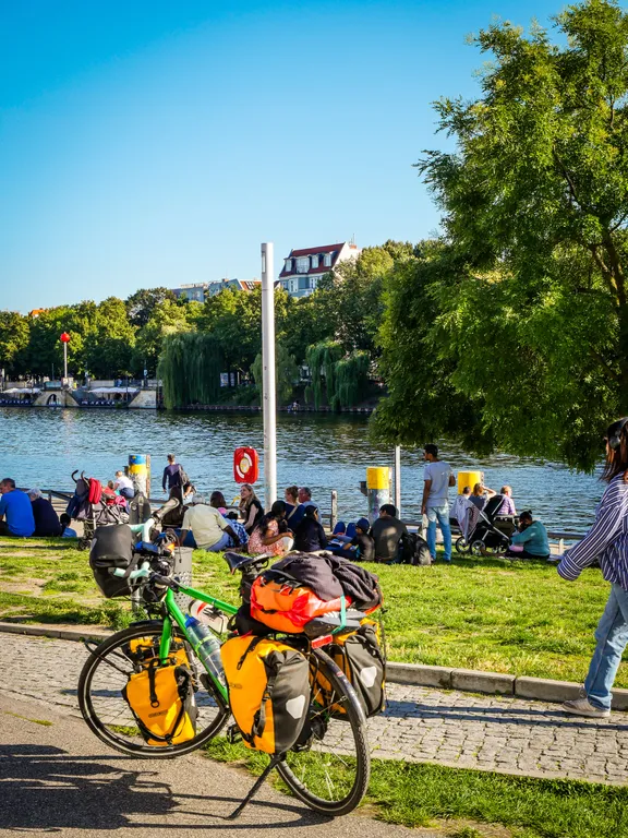 Mein Fahrrad unter baluem Himmel an der Spree in Berlin