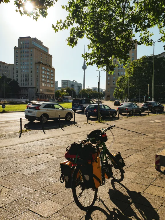 Mein Fahrrad in Berlin. Im Hintergrund der Fernsehturm zu sehen.