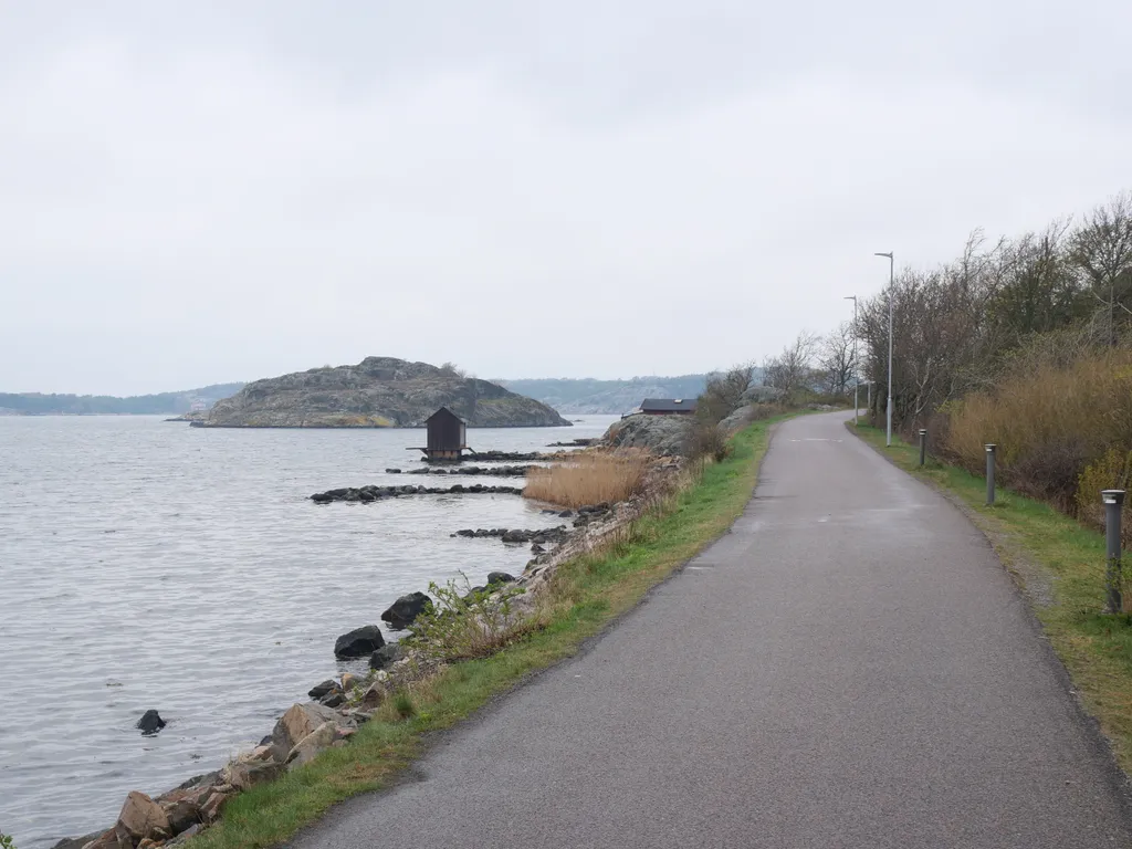 Ein Fahrradweg direkt neben dem Wasser an den felsigen Fjorden in Schweden.