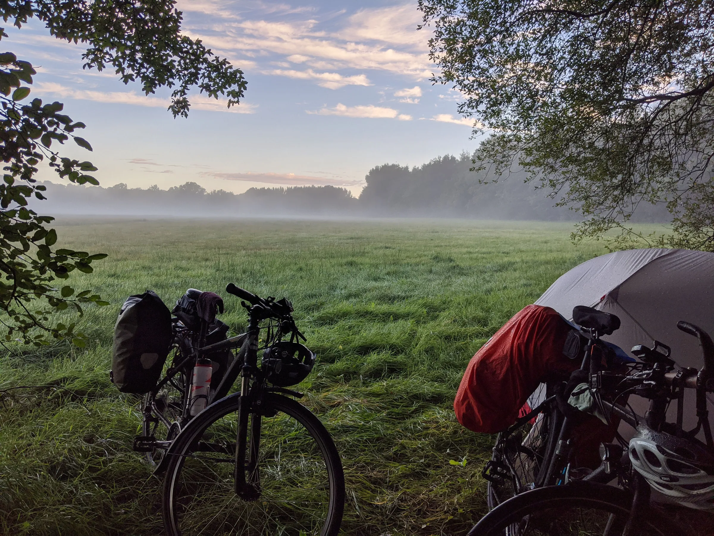 Fahrrad und Zelt auf einer Wiese