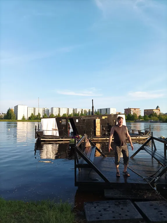 Eine Sauna aus schwarzem Holz auf einem Fluss