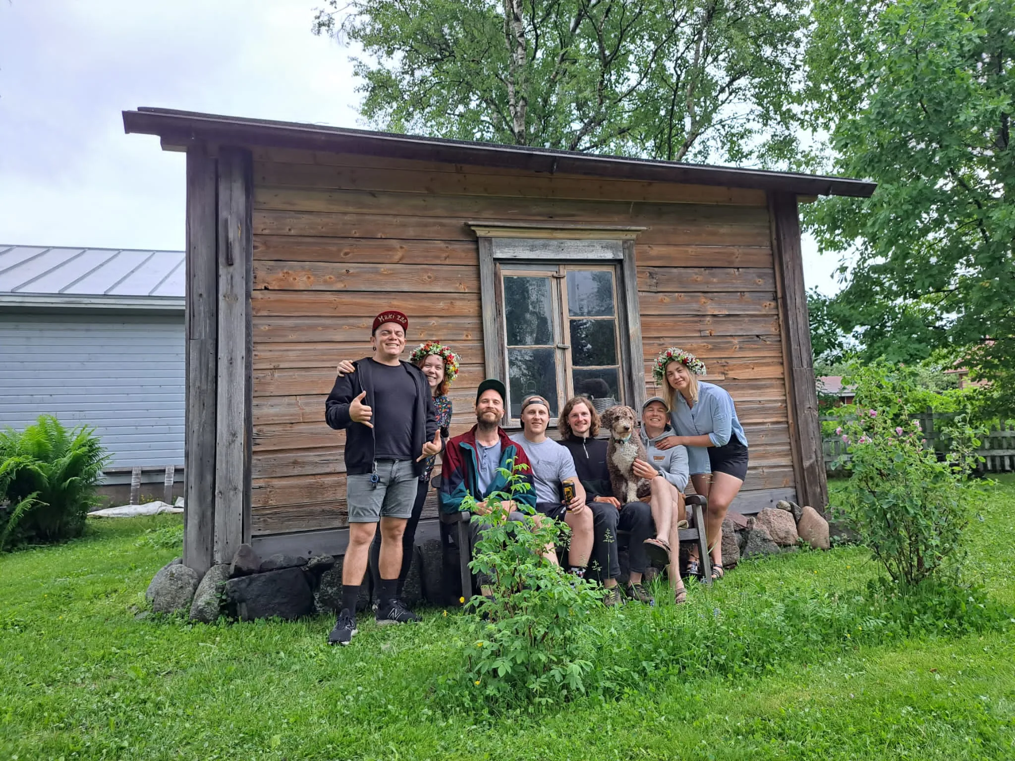 Wir sitzen auf einer Bank for eine Holzhütte