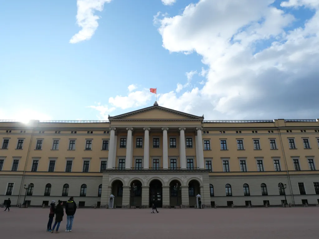 Die Sonne scheint hinter dem königliche Schloss in Oslo.