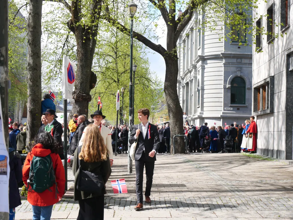 Viele gut bekleidete Menschen mit Norwegischen Flagge in der Trondheimer Innenstadt sehen sich die Parade am 17. Mai an