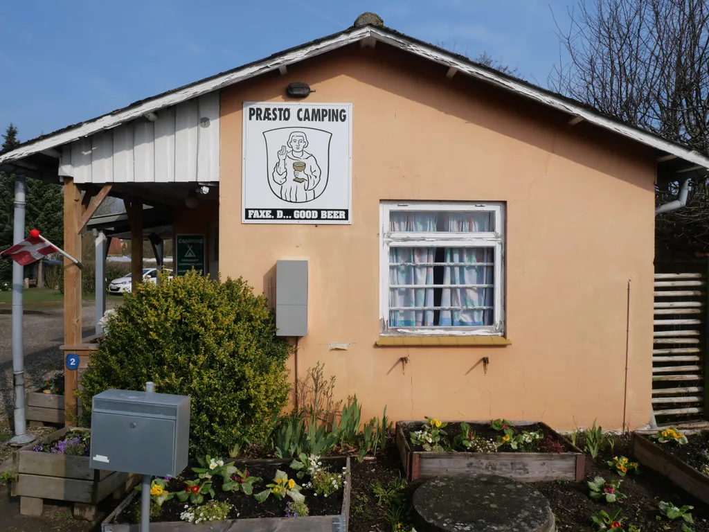 Ein beige farbenes Haus mit einem Fenster.