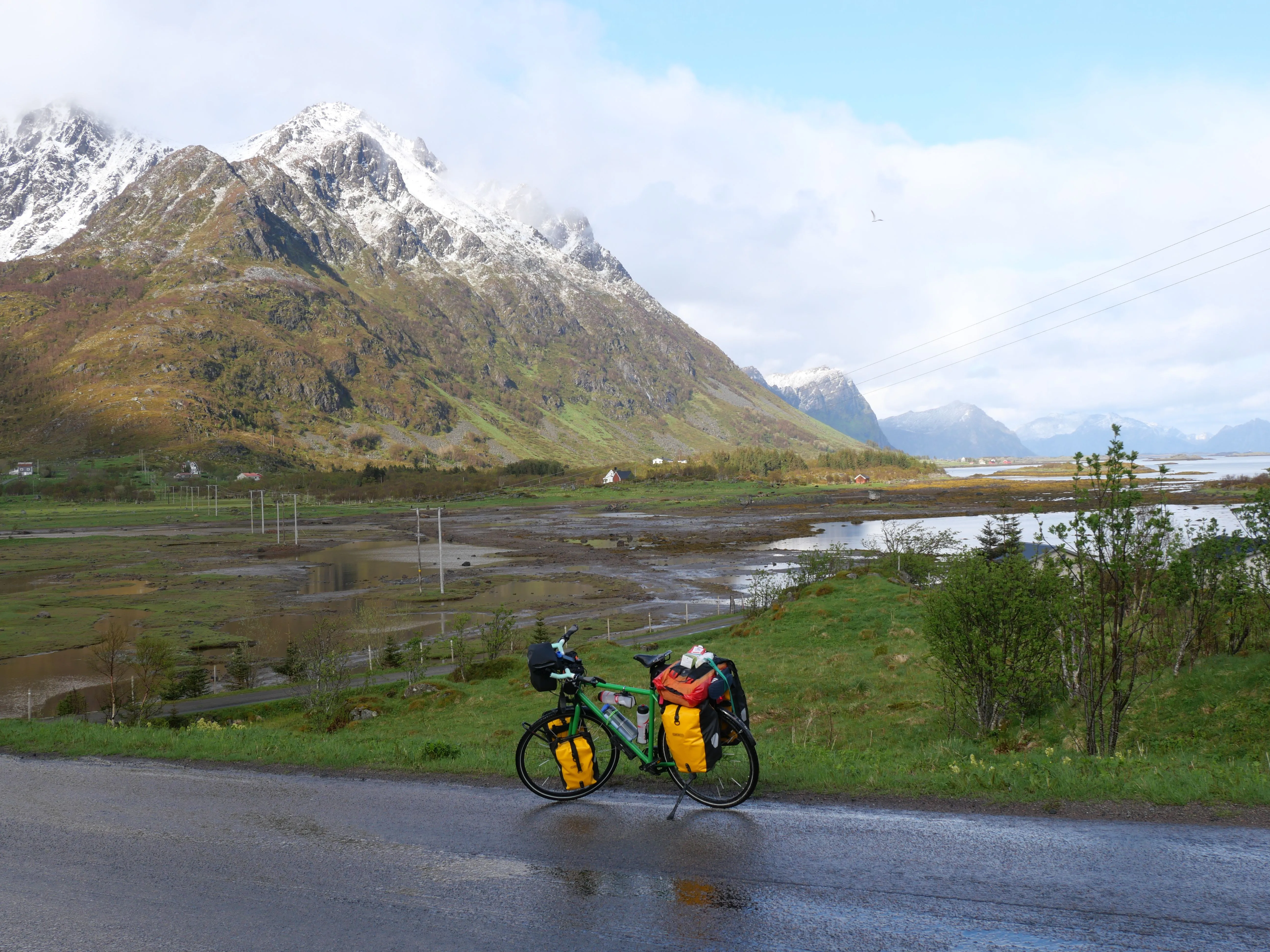 Fahrrad auf der nassen Straßen vor einem Berg