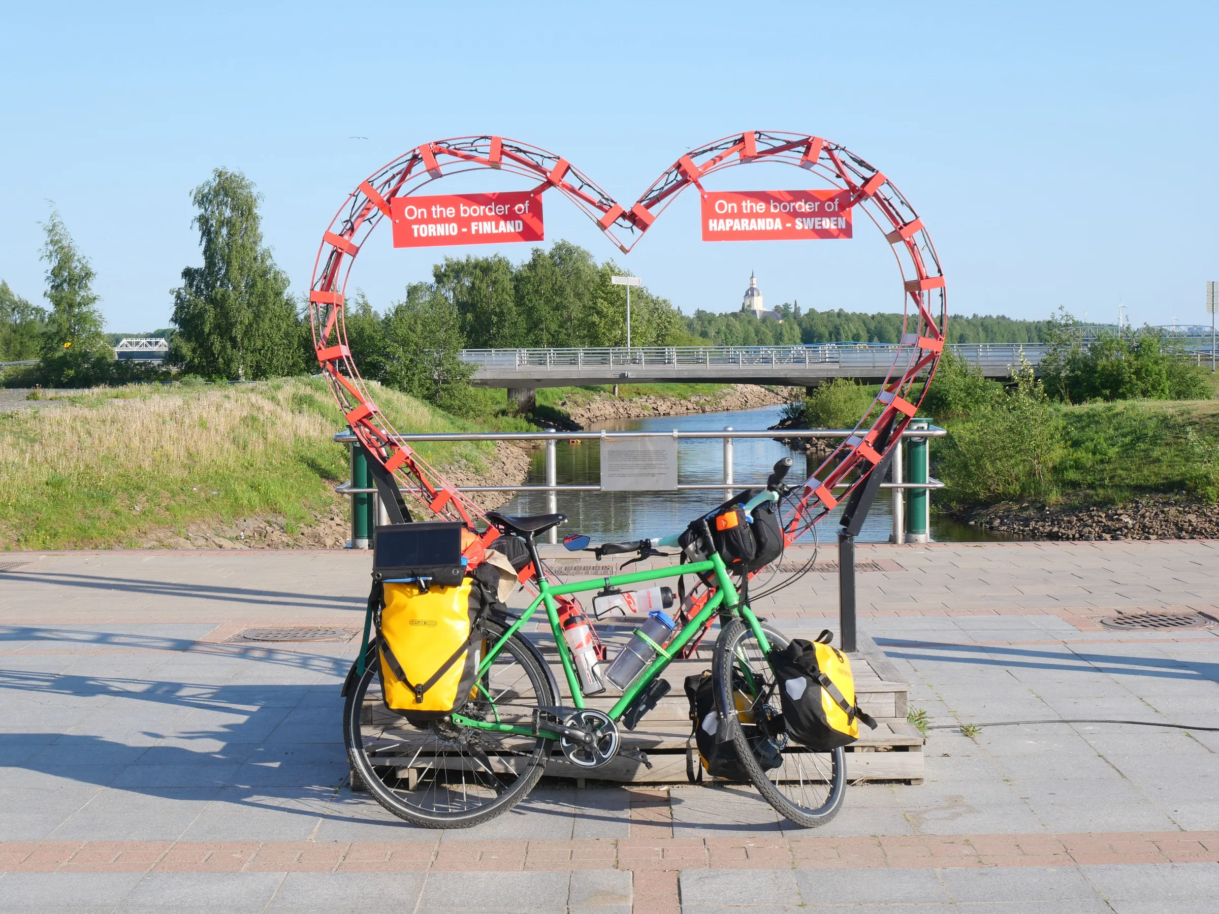 Mein Fahrrad vor einem roten Herz welches die Grenze zwischen Schweden und Finnland markiert