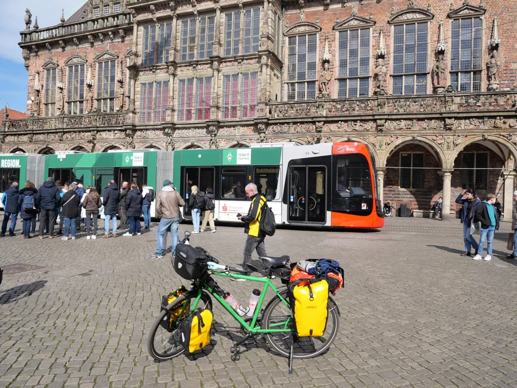 Mein Fahrrad vor der Tram und einem Bremer Gebäude