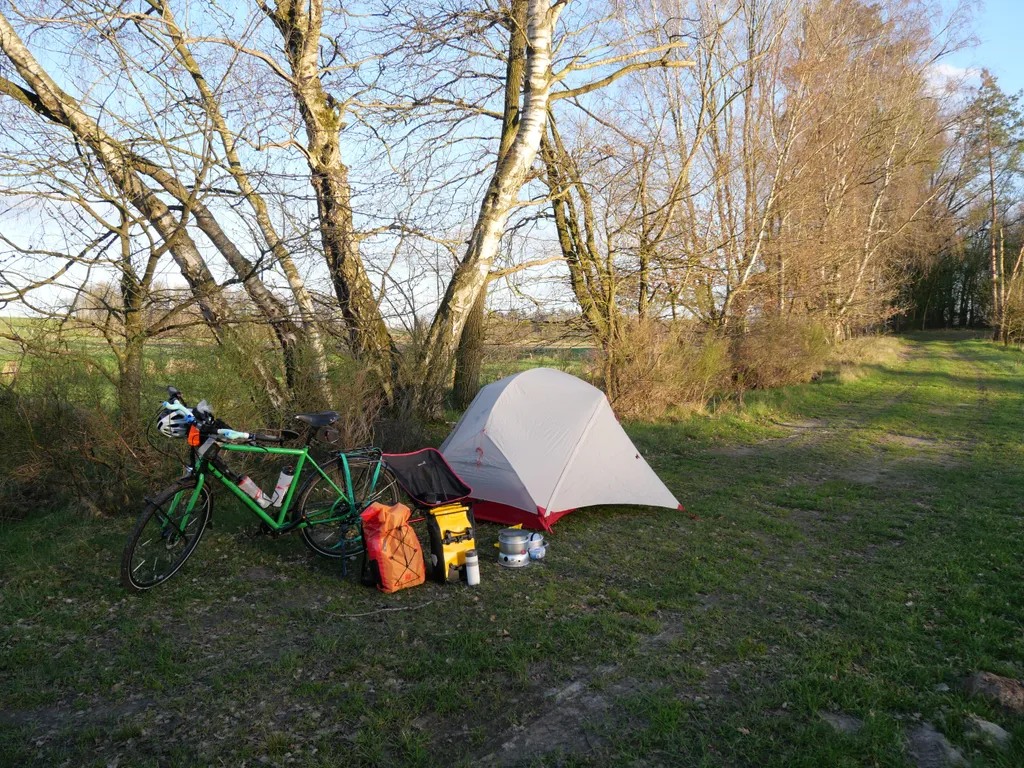 Mein Fahrrad neben meinem Zelt an einem idyllischen Plätzchen