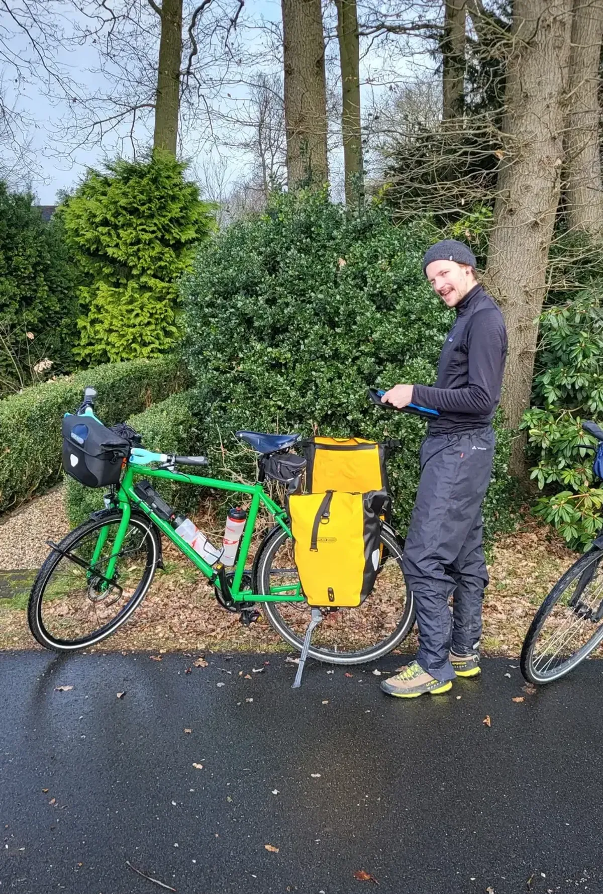 Ich stehe neben meinem neuen Fahrrad und zwinkere der Kamera zu