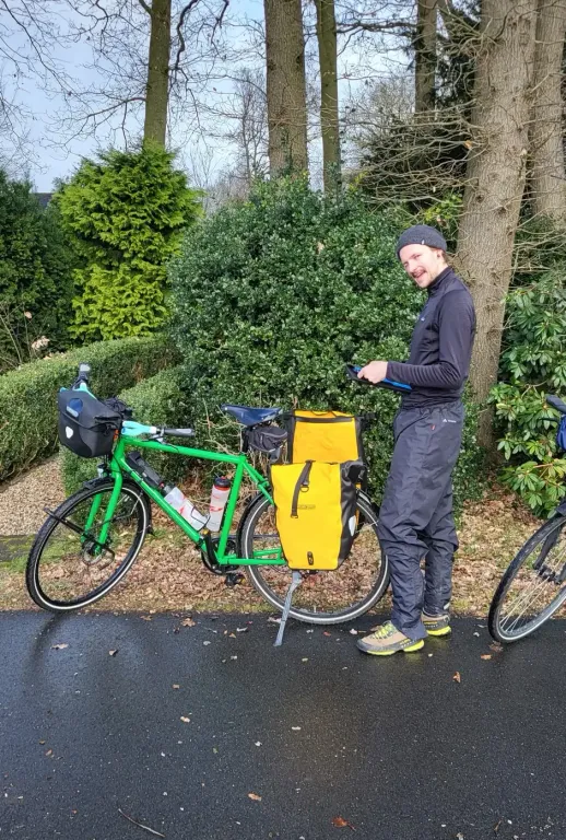 Ich stehe neben meinem neuen Fahrrad und zwinkere der Kamera zu 